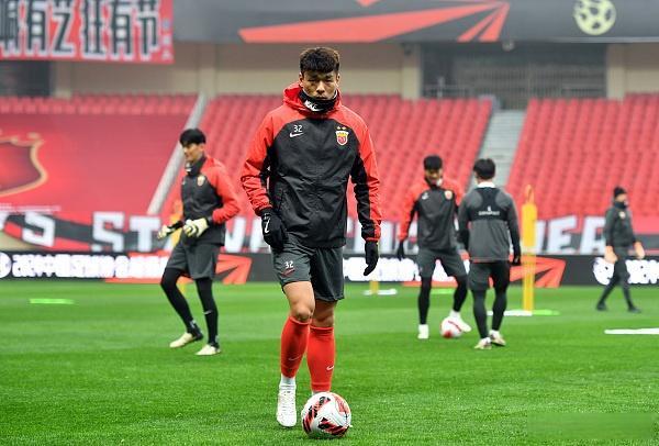  朗斯中场调度失误导致主场不敌尼斯强攻